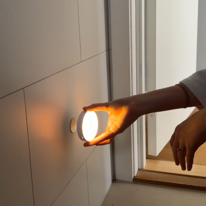 Wiederaufladbare LED-Bewegungsmelderleuchte mit Magnetbefestigung, automatische Beleuchtung für Flure, Schlafzimmer und Treppenhäuser.