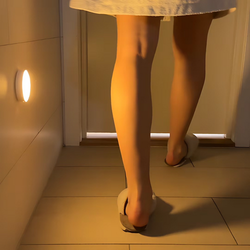 Wiederaufladbare LED-Bewegungsmelderleuchte mit Magnetbefestigung, automatische Beleuchtung für Flure, Schlafzimmer und Treppenhäuser.