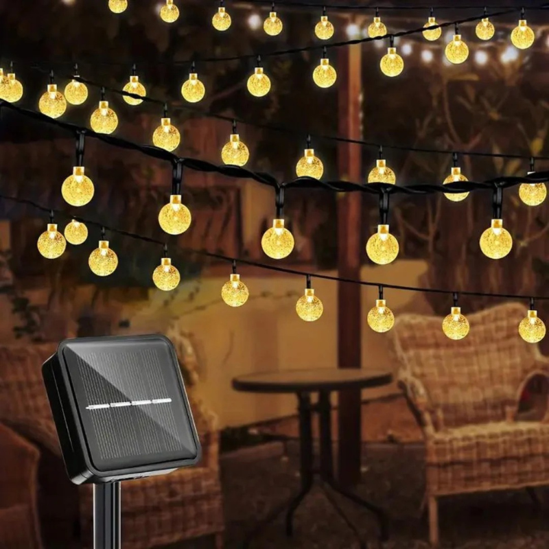 Solarbetriebene LED-Lichterkette für den Außenbereich mit warmweißem Licht, wetterfestem Design und automatischen Lichtsensoren.