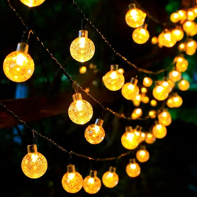 Solarbetriebene LED-Lichterkette für den Außenbereich mit warmweißem Licht, wetterfestem Design und automatischen Lichtsensoren.