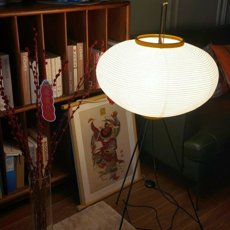 Minimalistische Stehleuchte aus Reispapier mit diffusem, warmem Licht und schlankem Rahmen