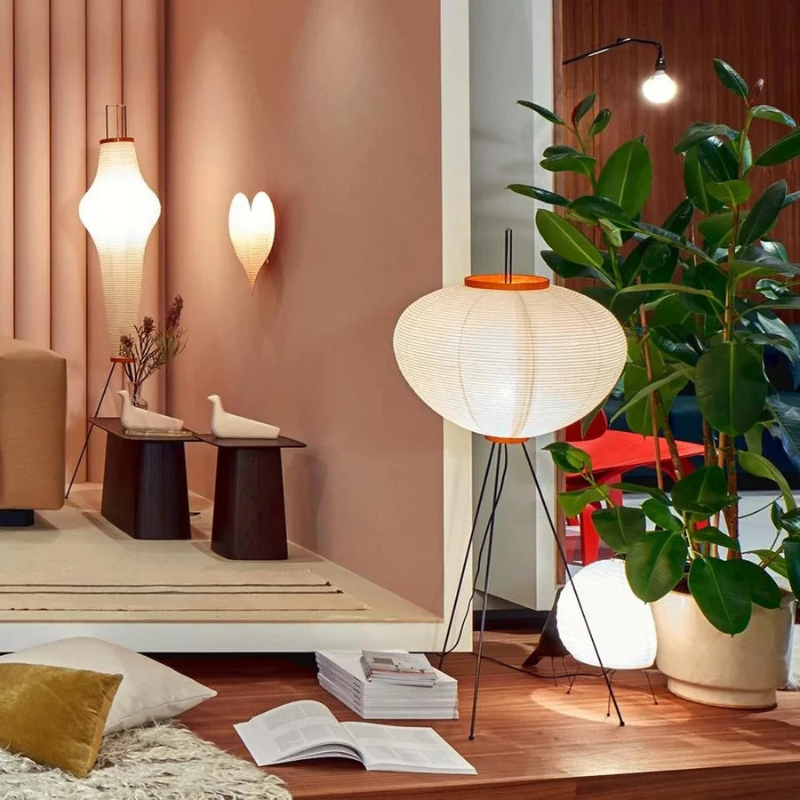 Minimalistische Stehleuchte aus Reispapier mit diffusem, warmem Licht und schlankem Rahmen