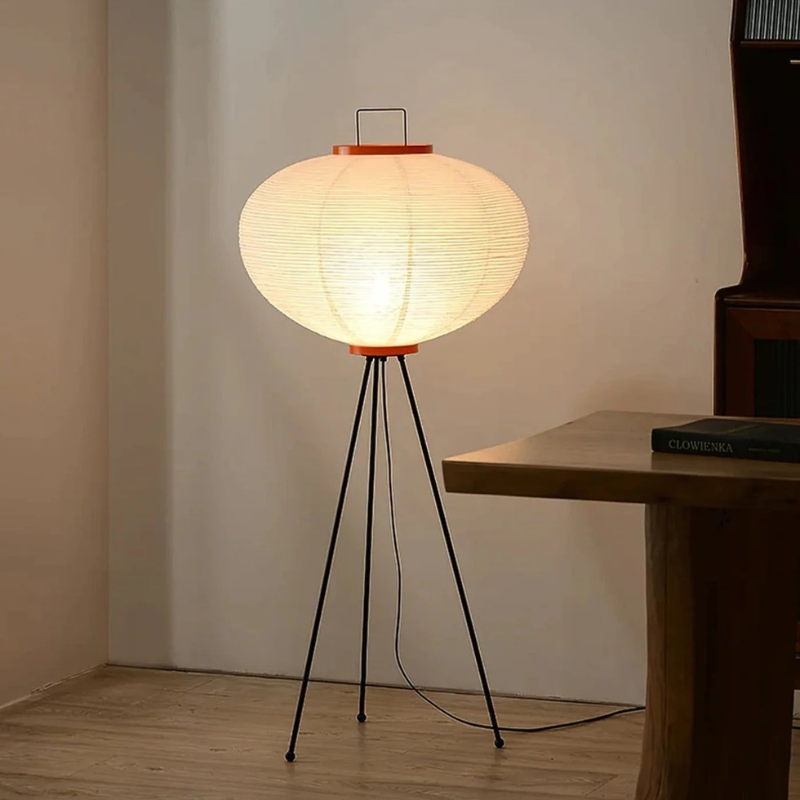 Minimalistische Stehleuchte aus Reispapier mit diffusem, warmem Licht und schlankem Rahmen