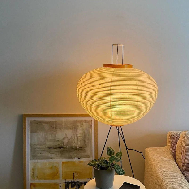 Minimalistische Stehleuchte aus Reispapier mit diffusem, warmem Licht und schlankem Rahmen