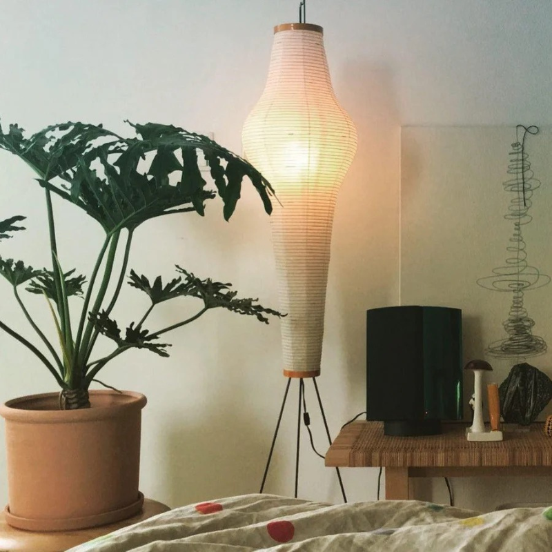 Minimalistische Stehleuchte aus Reispapier mit diffusem, warmem Licht und schlankem Rahmen