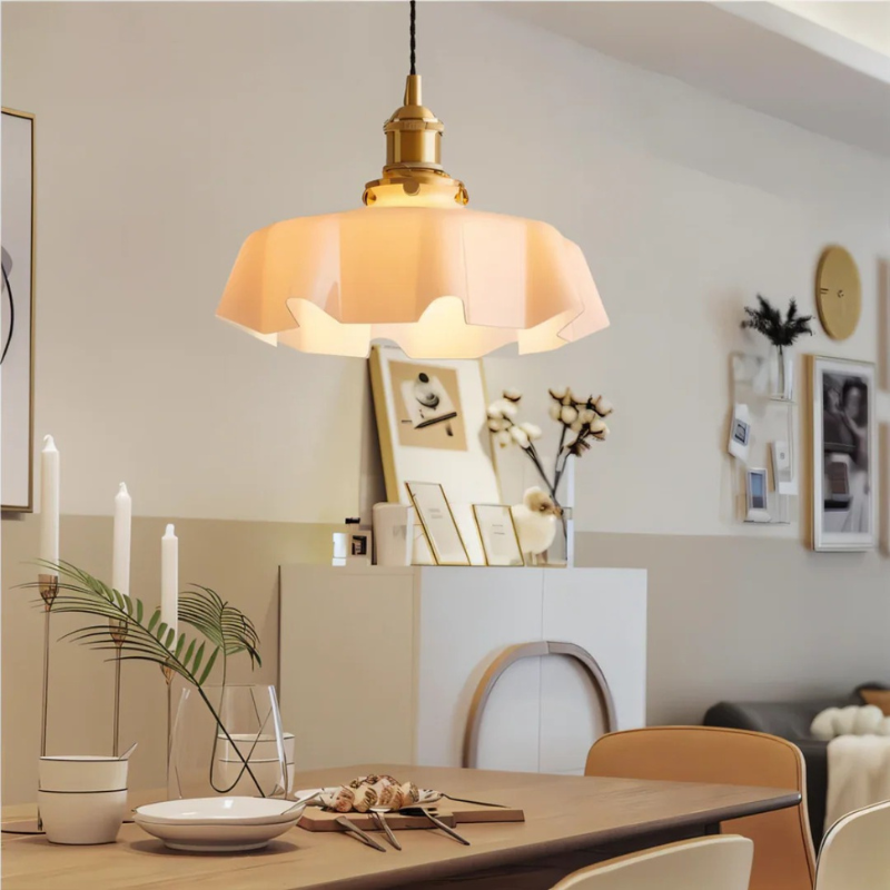 Retro-Pendelleuchte in Blumenform mit Glasschirm und Messingfinish, warme LED-Beleuchtung für Esszimmer oder Wohnzimmer.