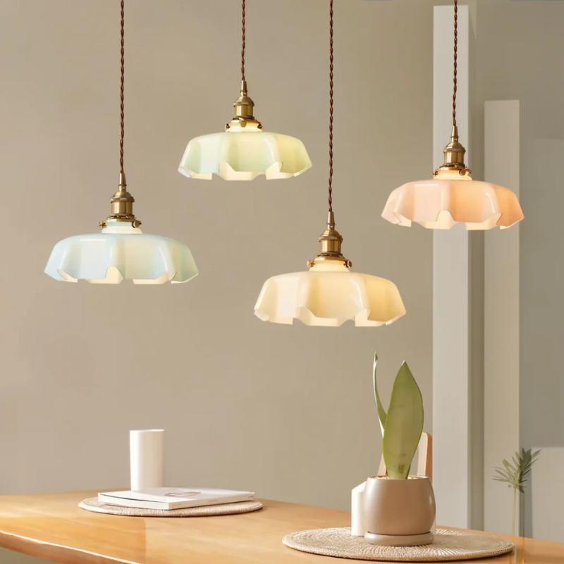 Retro-Pendelleuchte in Blumenform mit Glasschirm und Messingfinish, warme LED-Beleuchtung für Esszimmer oder Wohnzimmer.