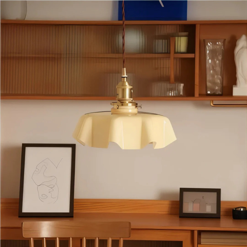 Retro-Pendelleuchte in Blumenform mit Glasschirm und Messingfinish, warme LED-Beleuchtung für Esszimmer oder Wohnzimmer.