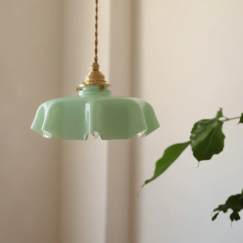 Retro-Pendelleuchte in Blumenform mit Glasschirm und Messingfinish, warme LED-Beleuchtung für Esszimmer oder Wohnzimmer.