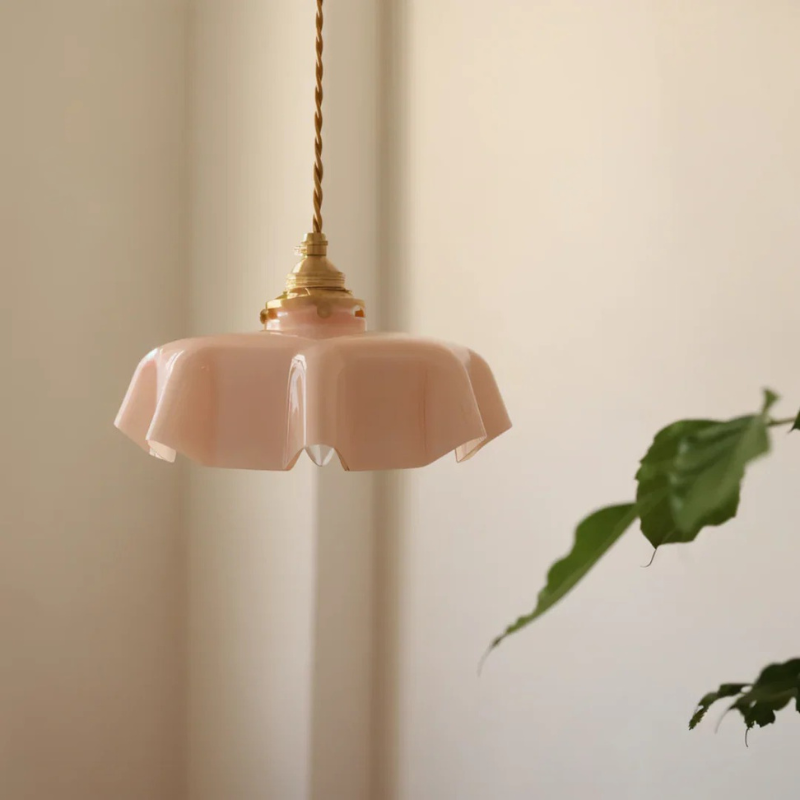 Retro-Pendelleuchte in Blumenform mit Glasschirm und Messingfinish, warme LED-Beleuchtung für Esszimmer oder Wohnzimmer.