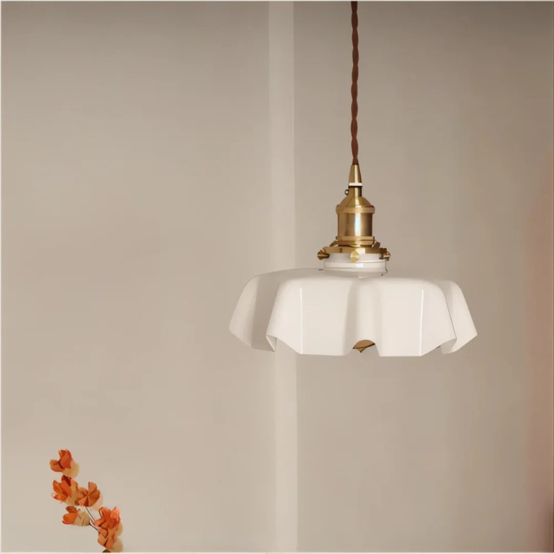 Retro-Pendelleuchte in Blumenform mit Glasschirm und Messingfinish, warme LED-Beleuchtung für Esszimmer oder Wohnzimmer.