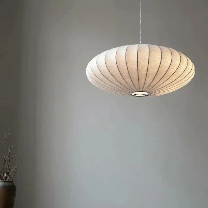 Luxuriöse Seidenpendelleuchte mit Kristallkrone, elegante Beleuchtung für moderne Innenräume.
