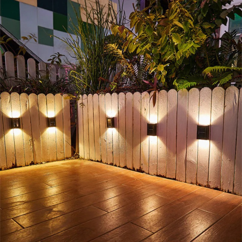 SolarGlow LED-Außenwandleuchte, solarbetrieben mit warmweißem Licht, wasserdichtes Design gemäß IP65 und optionalem Bewegungsmelder für Terrassen, Gärten und Balkone.