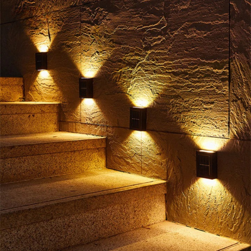 SolarGlow LED-Außenwandleuchte, solarbetrieben mit warmweißem Licht, wasserdichtes Design gemäß IP65 und optionalem Bewegungsmelder für Terrassen, Gärten und Balkone.