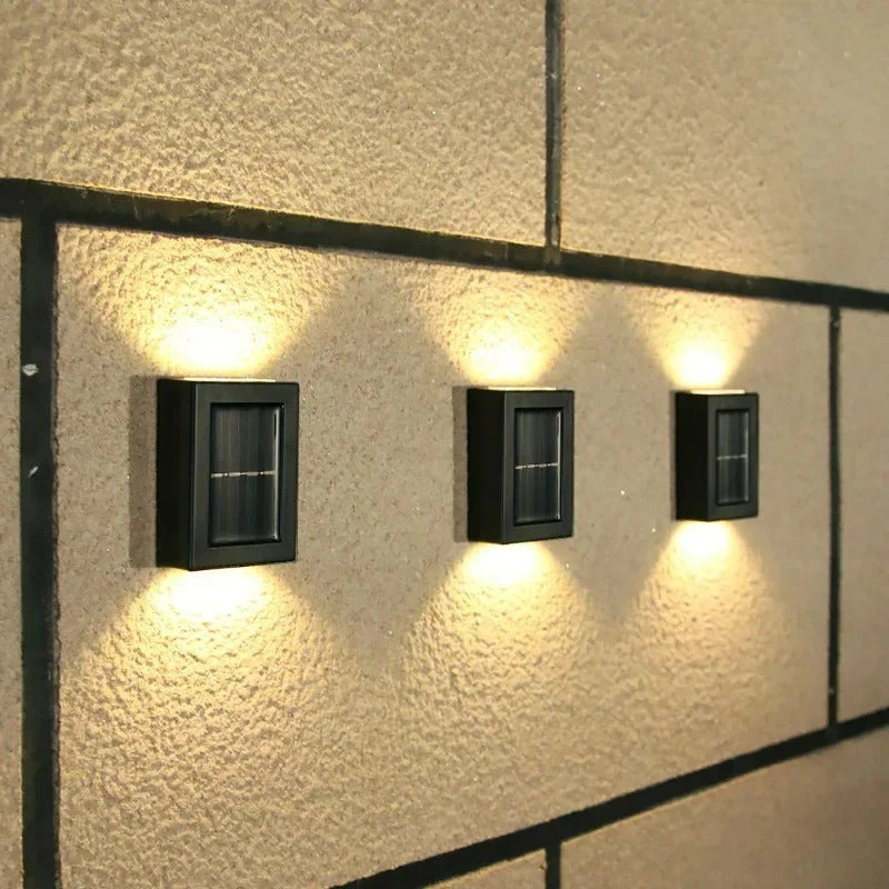 SolarGlow LED-Außenwandleuchte, solarbetrieben mit warmweißem Licht, wasserdichtes Design gemäß IP65 und optionalem Bewegungsmelder für Terrassen, Gärten und Balkone.