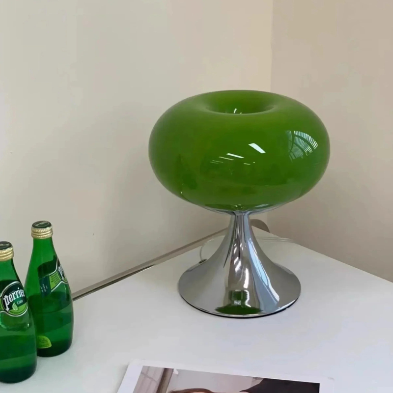 Vintage Bauhaus-Glastischlampe mit Eisensockel, 30 cm hoch und 26 cm breit, perfekt für moderne und klassische Innenräume.