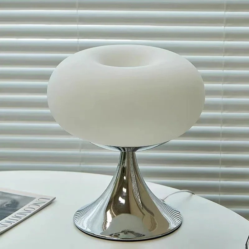 Vintage Bauhaus-Glastischlampe mit Eisensockel, 30 cm hoch und 26 cm breit, perfekt für moderne und klassische Innenräume.