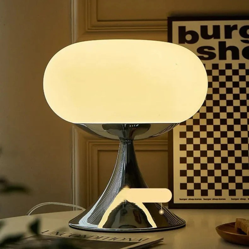 Vintage Bauhaus-Glastischlampe mit Eisensockel, 30 cm hoch und 26 cm breit, perfekt für moderne und klassische Innenräume.