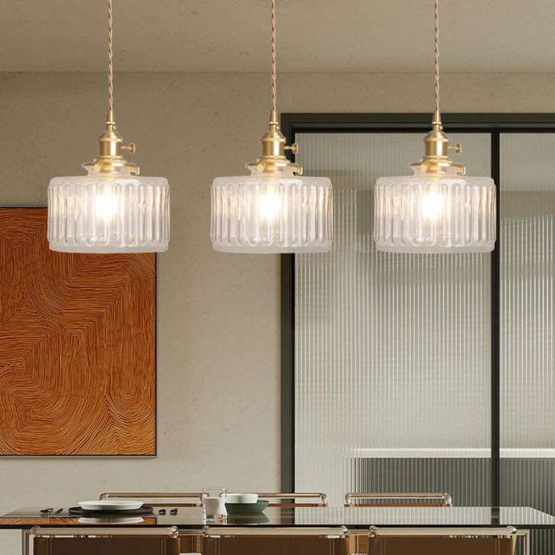 Retro-Pendelleuchte mit kurzem Zylinder aus gewelltem Glas, Chromoberfläche, einstellbarer Höhe und warmem, einladendem Licht für Schlafzimmer, Esszimmer oder Wohnzimmer.