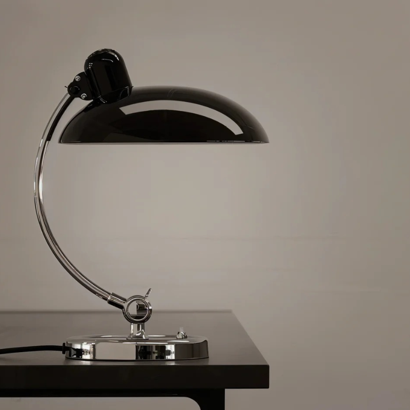 Retro-Tischleuchte in Kuppelform mit verstellbarem Arm aus massivem Metall
