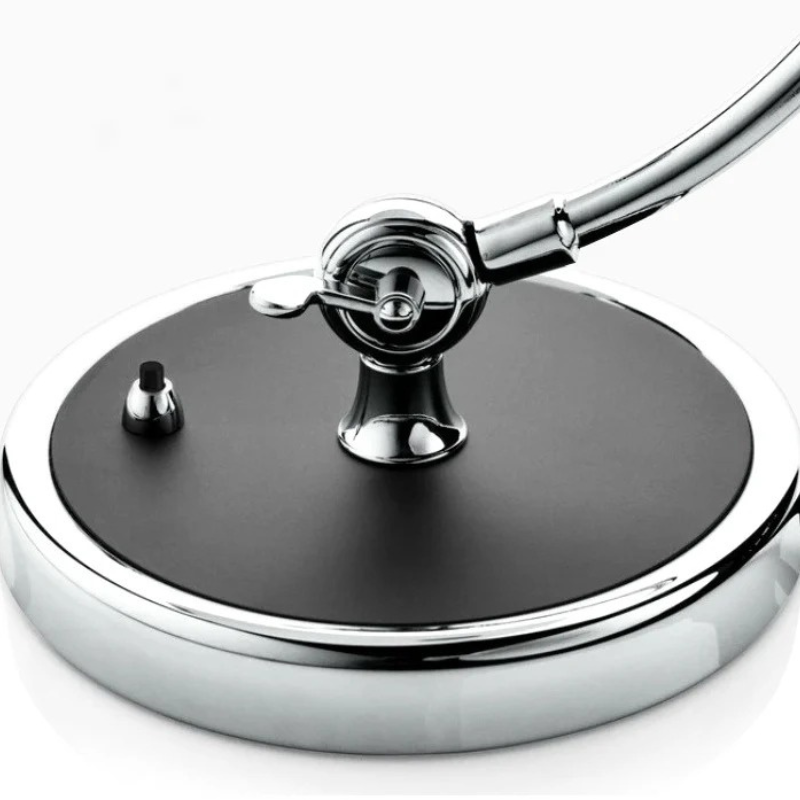 Retro-Tischleuchte in Kuppelform mit verstellbarem Arm aus massivem Metall
