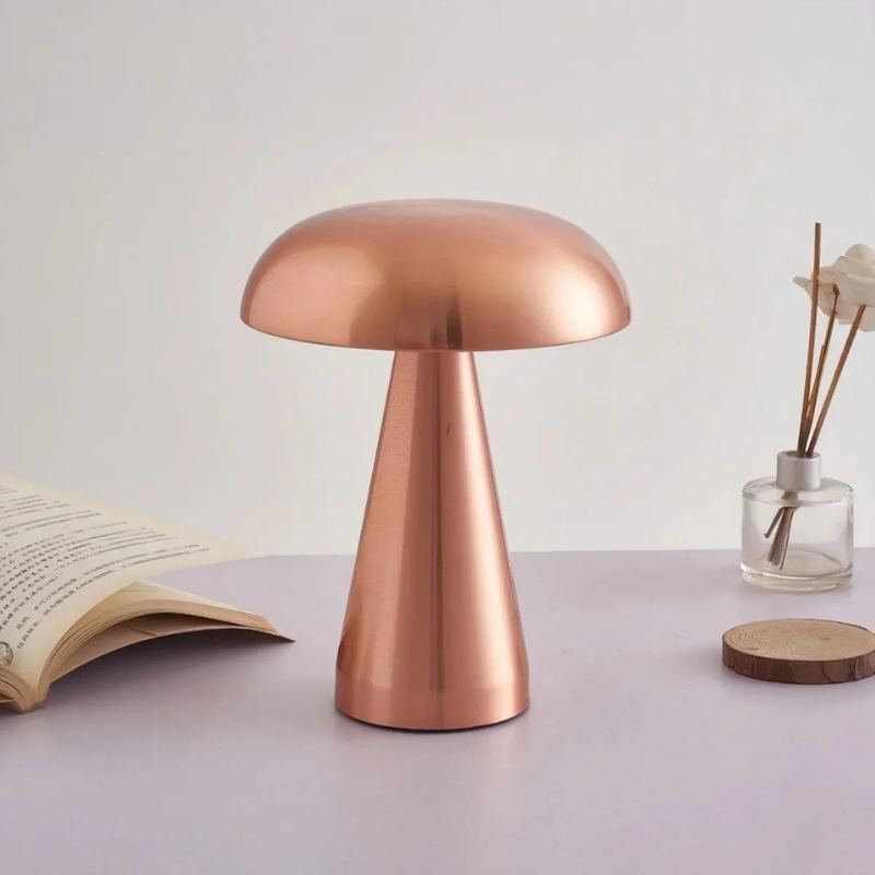 Elegante kabellose Touch-Lampe im dänischen Stil mit warmem LED-Licht auf einem Beistelltisch