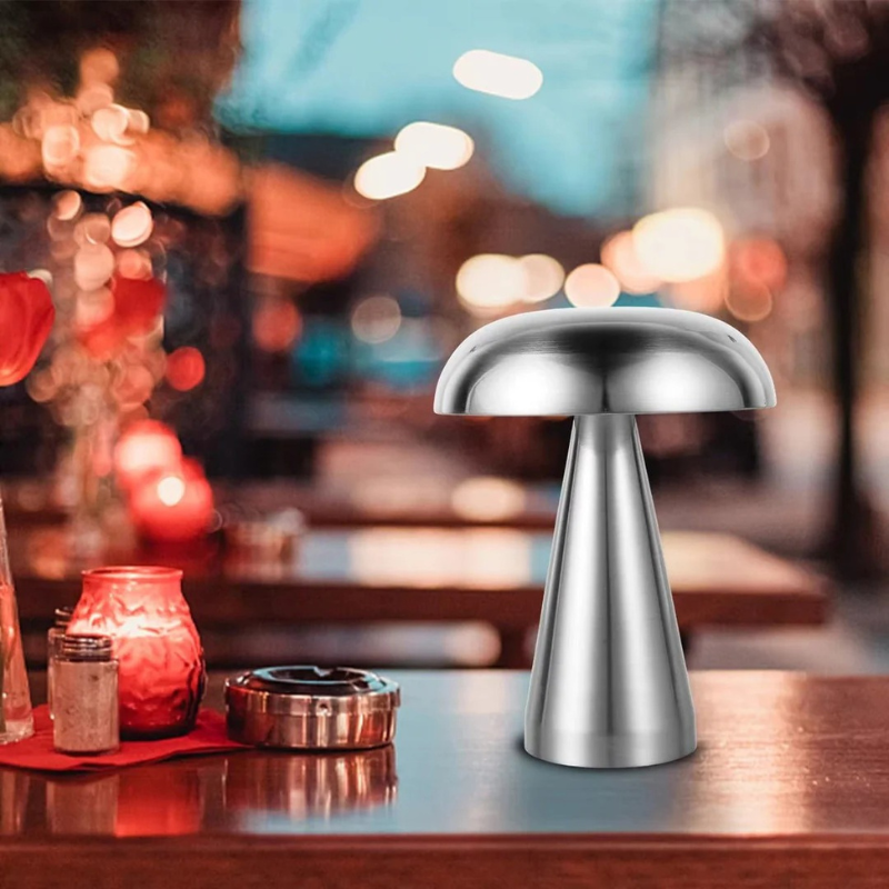 Elegante kabellose Touch-Lampe im dänischen Stil mit warmem LED-Licht auf einem Beistelltisch