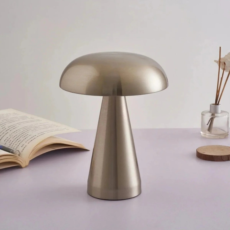 Elegante kabellose Touch-Lampe im dänischen Stil mit warmem LED-Licht auf einem Beistelltisch