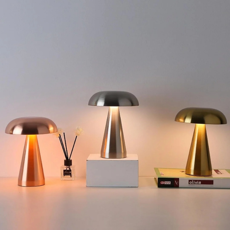 Elegante kabellose Touch-Lampe im dänischen Stil mit warmem LED-Licht auf einem Beistelltisch