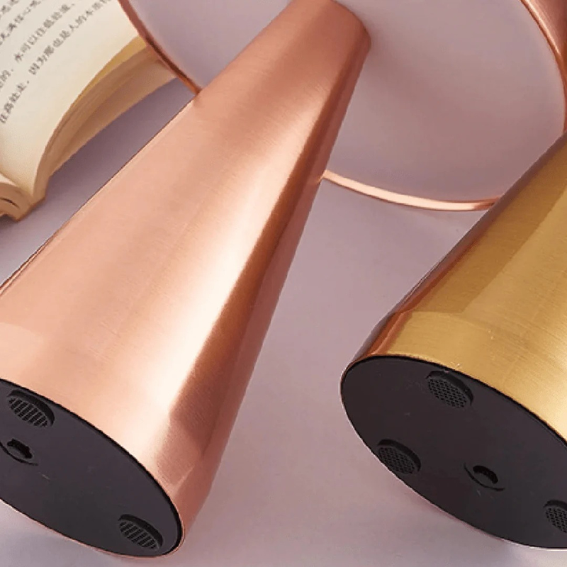Elegante kabellose Touch-Lampe im dänischen Stil mit warmem LED-Licht auf einem Beistelltisch