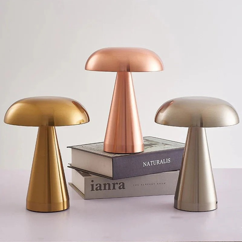 Elegante kabellose Touch-Lampe im dänischen Stil mit warmem LED-Licht auf einem Beistelltisch