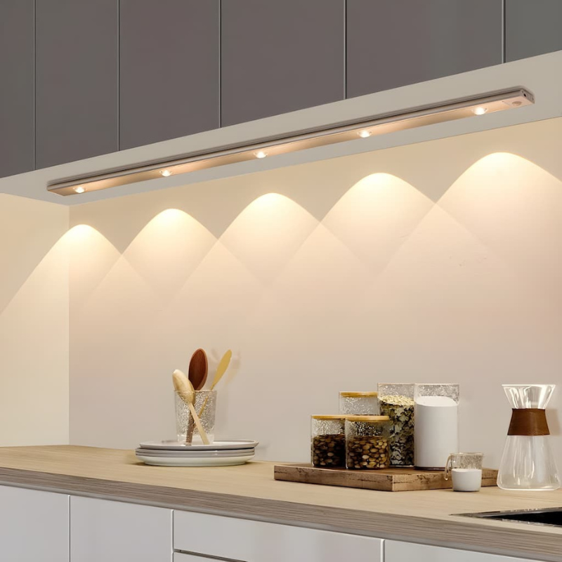 Drahtlose LED-Leuchte mit Bewegungssensor, wiederaufladbar und dimmbar, in verschiedenen Längen für die Beleuchtung zu Hause erhältlich.