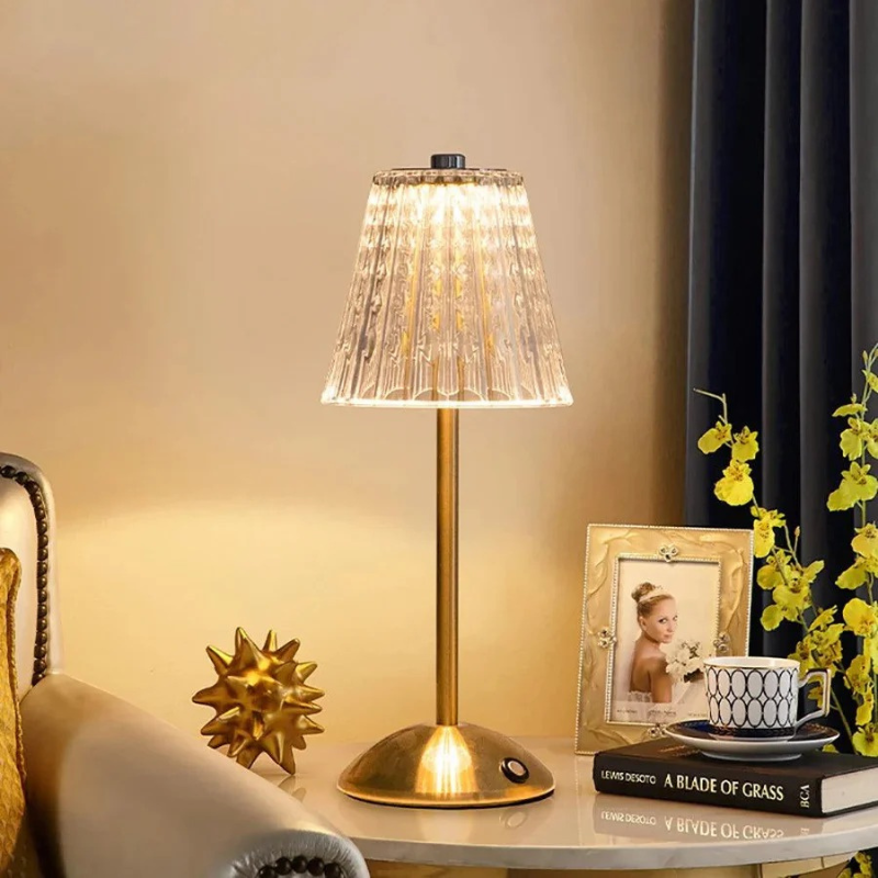 Drahtlose LED-Tischlampe im modernen Vintage-Design mit wiederaufladbarem Akku, Touch-Bedienung und einstellbaren Beleuchtungsmodi.