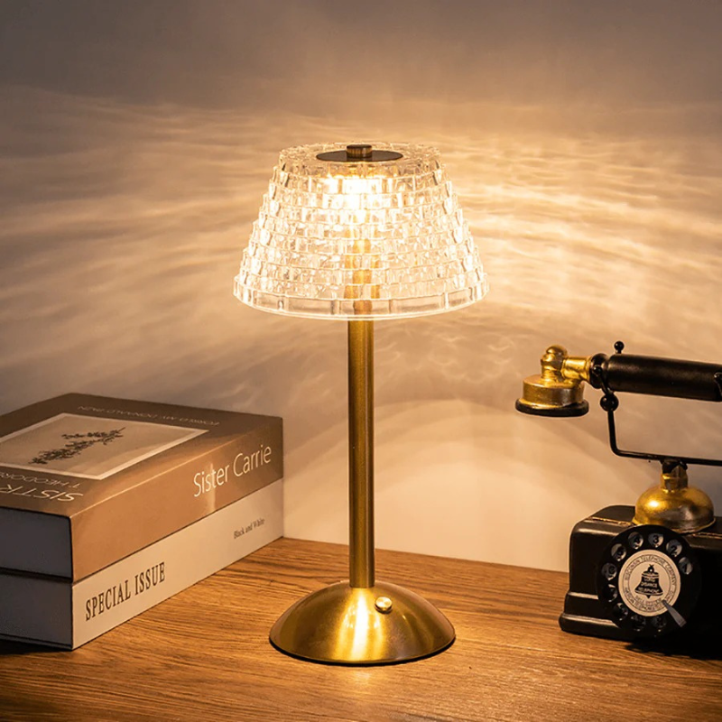 Drahtlose LED-Tischlampe im modernen Vintage-Design mit wiederaufladbarem Akku, Touch-Bedienung und einstellbaren Beleuchtungsmodi.