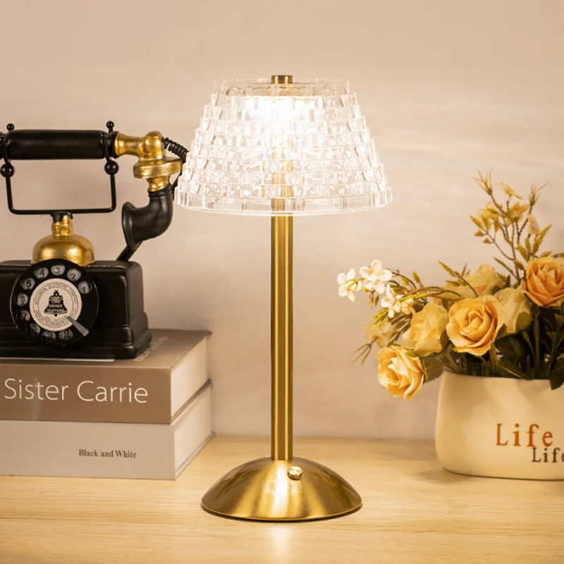 Drahtlose LED-Tischlampe im modernen Vintage-Design mit wiederaufladbarem Akku, Touch-Bedienung und einstellbaren Beleuchtungsmodi.
