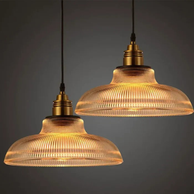 Elegante Glas-Pendelleuchte mit raffiniertem Design, moderne Deckenbeleuchtung für Wohn- und Essbereiche.