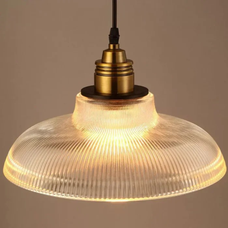 Elegante Glas-Pendelleuchte mit raffiniertem Design, moderne Deckenbeleuchtung für Wohn- und Essbereiche.