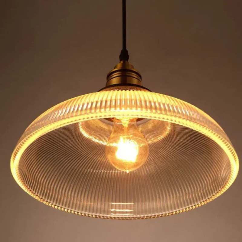 Elegante Glas-Pendelleuchte mit raffiniertem Design, moderne Deckenbeleuchtung für Wohn- und Essbereiche.