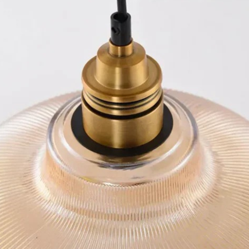 Elegante Glas-Pendelleuchte mit raffiniertem Design, moderne Deckenbeleuchtung für Wohn- und Essbereiche.
