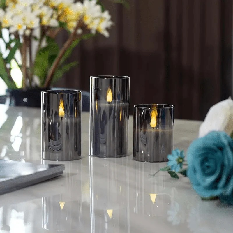 Set mit drei flammenlosen LED-Kerzen mit Fernbedienung, flackerndem Licht und Timer-Funktion.