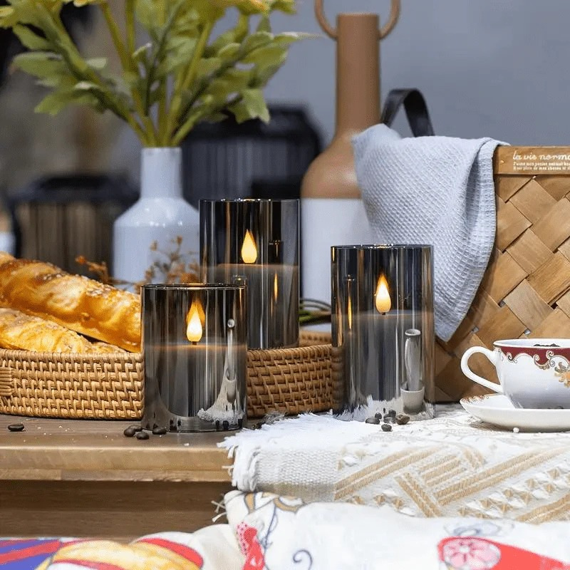 Set mit drei flammenlosen LED-Kerzen mit Fernbedienung, flackerndem Licht und Timer-Funktion.