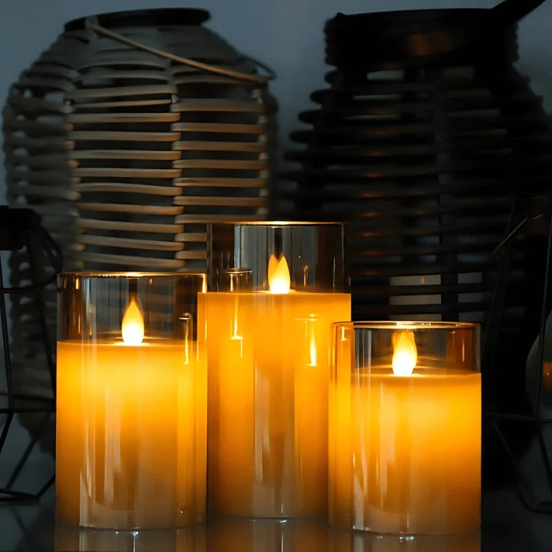 Set mit drei flammenlosen LED-Kerzen mit Fernbedienung, flackerndem Licht und Timer-Funktion.