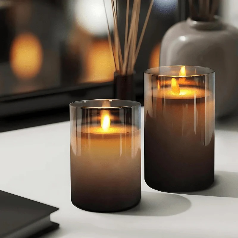 Set mit drei flammenlosen LED-Kerzen mit Fernbedienung, flackerndem Licht und Timer-Funktion.