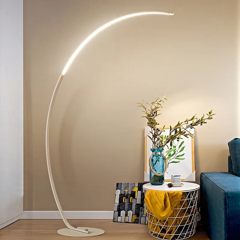 Elegante geschwungene Stehleuchte mit gebürstetem Edelstahl-Finish und einstellbarer LED-Beleuchtung