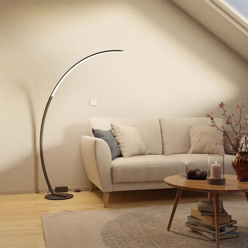 Elegante geschwungene Stehleuchte mit gebürstetem Edelstahl-Finish und einstellbarer LED-Beleuchtung