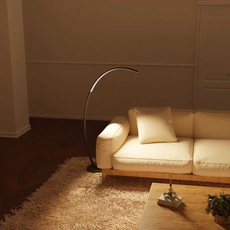 Elegante geschwungene Stehleuchte mit gebürstetem Edelstahl-Finish und einstellbarer LED-Beleuchtung