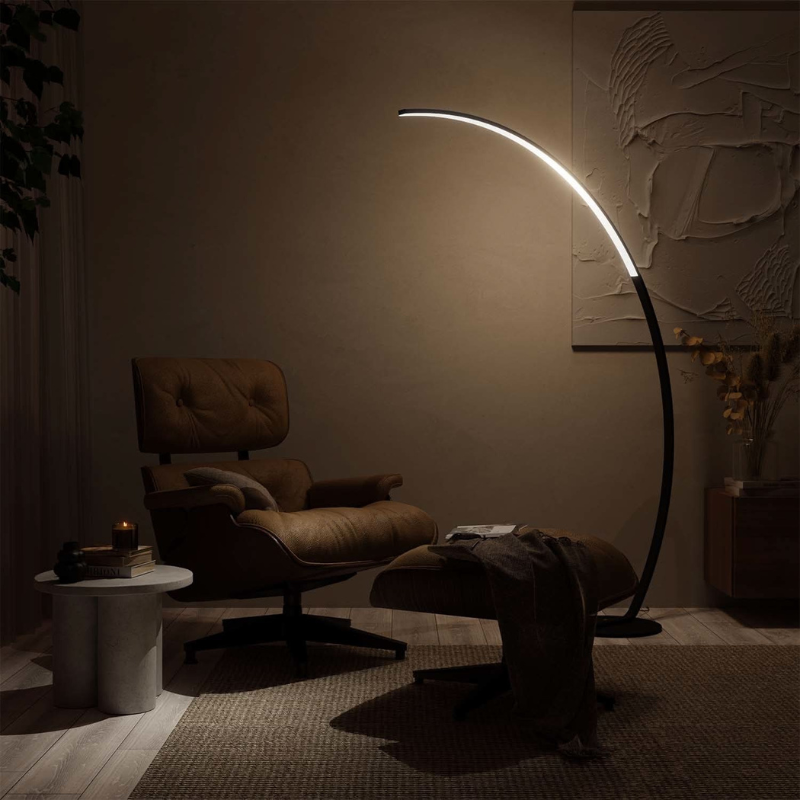 Elegante geschwungene Stehleuchte mit gebürstetem Edelstahl-Finish und einstellbarer LED-Beleuchtung