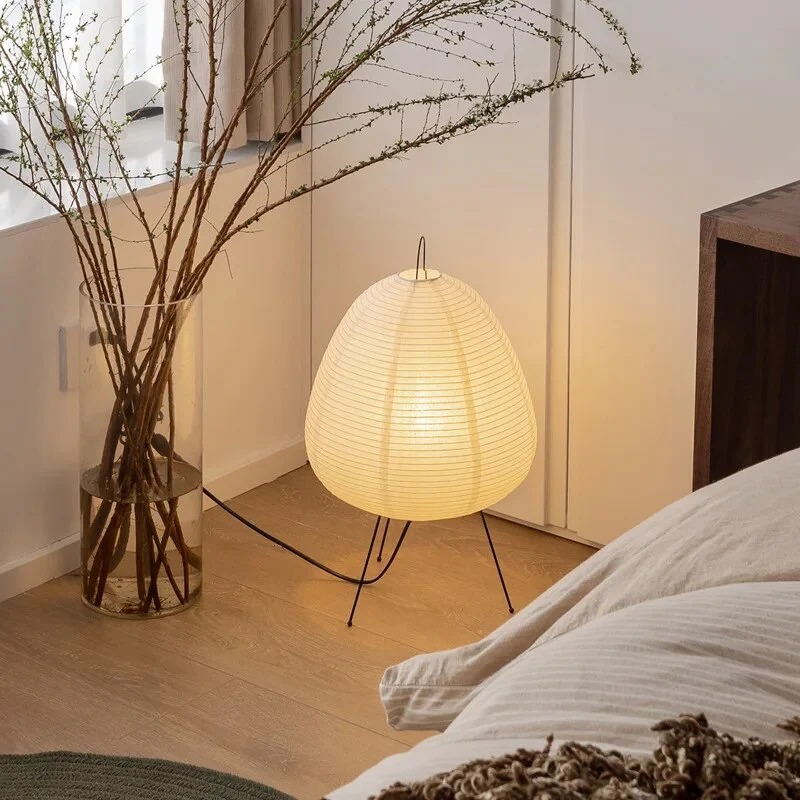 Japanische LED-Tischlampe aus Reispapier mit modernem dreibeinigem Fuß