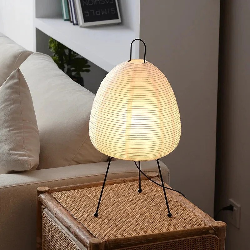 Japanische LED-Tischlampe aus Reispapier mit modernem dreibeinigem Fuß