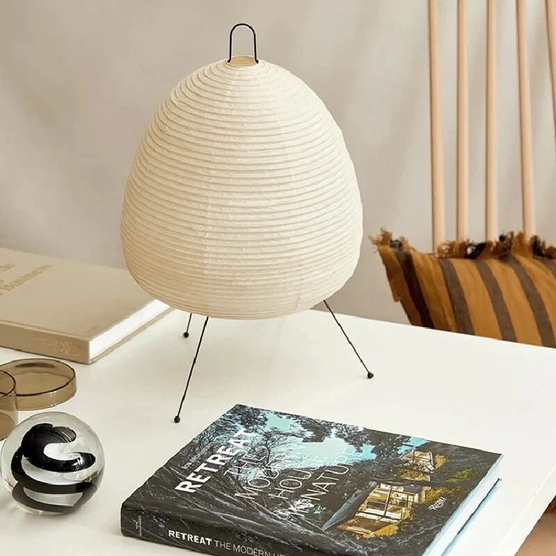 Japanische LED-Tischlampe aus Reispapier mit modernem dreibeinigem Fuß